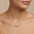 Collier en or jaune 18k pendentif Love serti de pierres - bijou porté par une mannequin