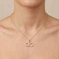 Collier en or jaune 18k pendentif menottes serties de pierres - bijou porté par une mannequin