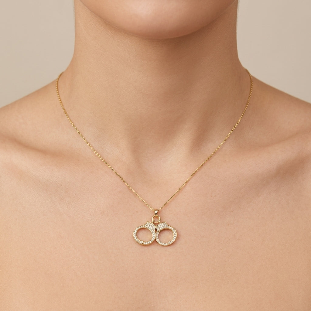 Collier en or jaune 18k pendentif menottes serties de pierres - bijou porté par une mannequin