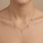 Collier en or jaune 18k pampilles clés serties de pierres - bijou porté par une mannequin