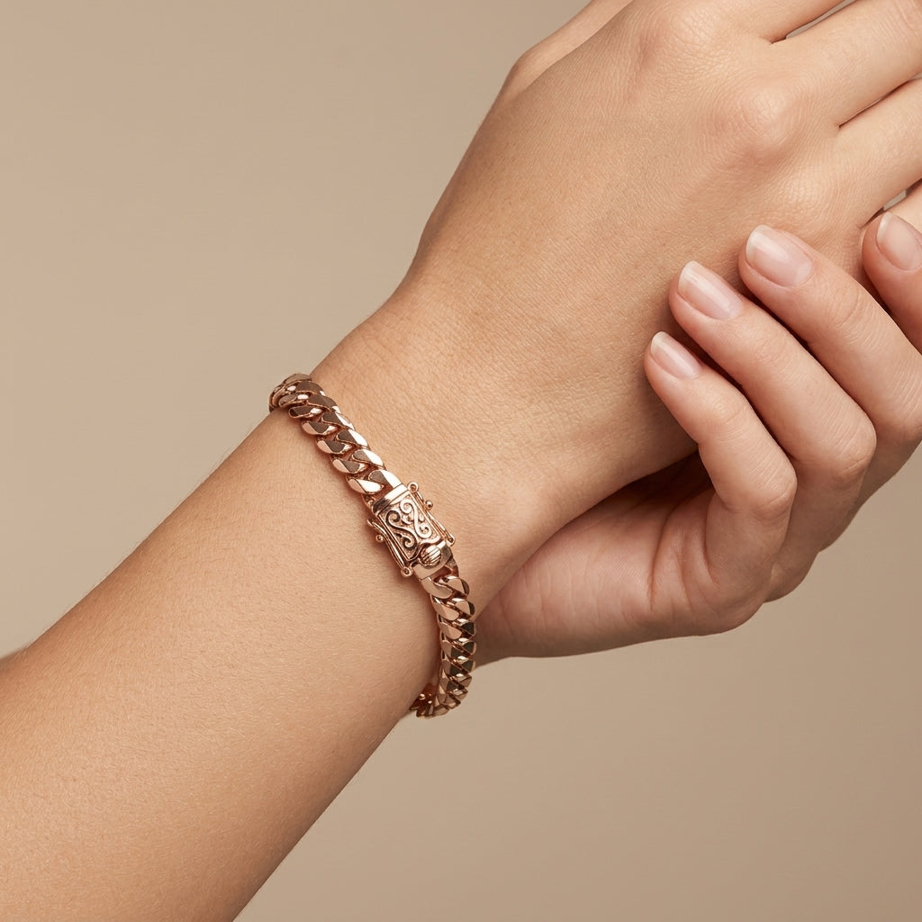 Gourmette maille cubaine en or rose 18k - bijou porté par une mannequin