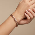 Gourmette maille cubaine en or rose 18k - bijou porté par une mannequin