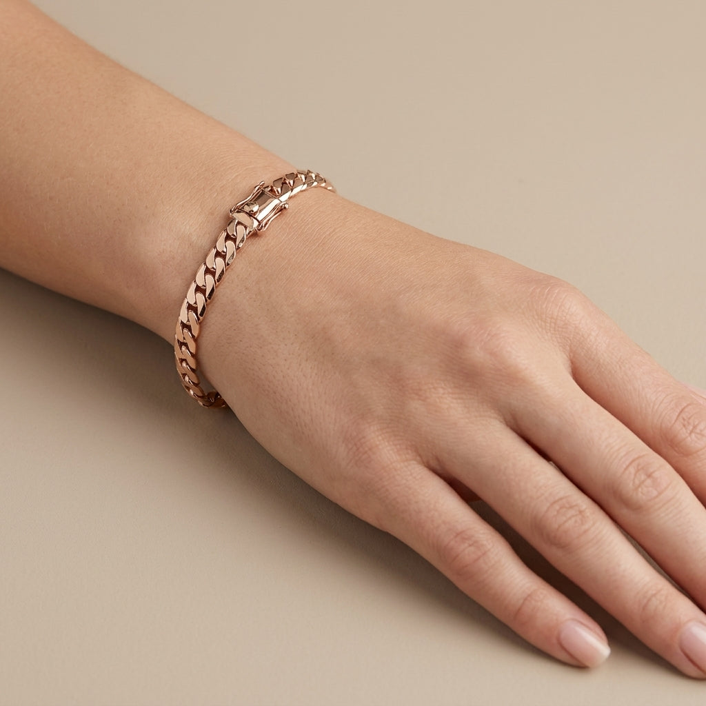 Gourmette maille cubaine en or rose 18k - bijou porté par une mannequin