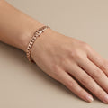 Gourmette maille cubaine en or rose 18k - bijou porté par une mannequin