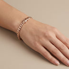 Gourmette maille cubaine en or rose 18k - bijou porté par une mannequin