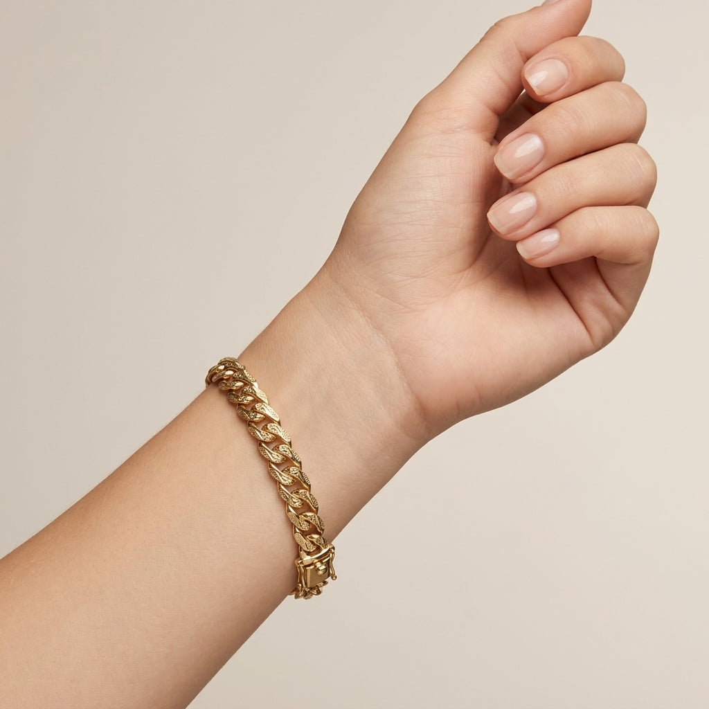 Gourmette maille cubaine en or rose 18k - bijou porté par une mannequin