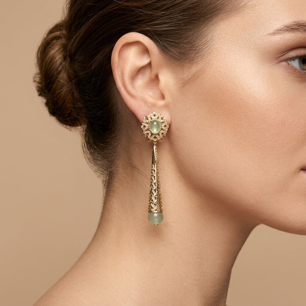 Boucles d'oreilles pendantes beldi ajourées en or jaune 18k pierres vertes - bijou porté par une mannequin