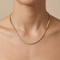 Collier rivière en or jaune 18k serti de pierres - bijou porté par une mannequin