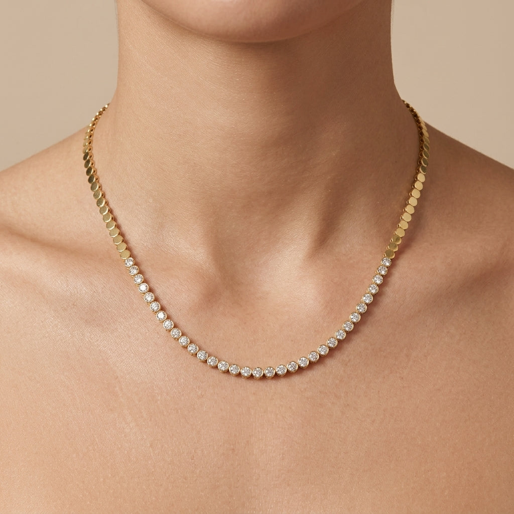 Collier rivière en or jaune 18k serti de pierres - bijou porté par une mannequin