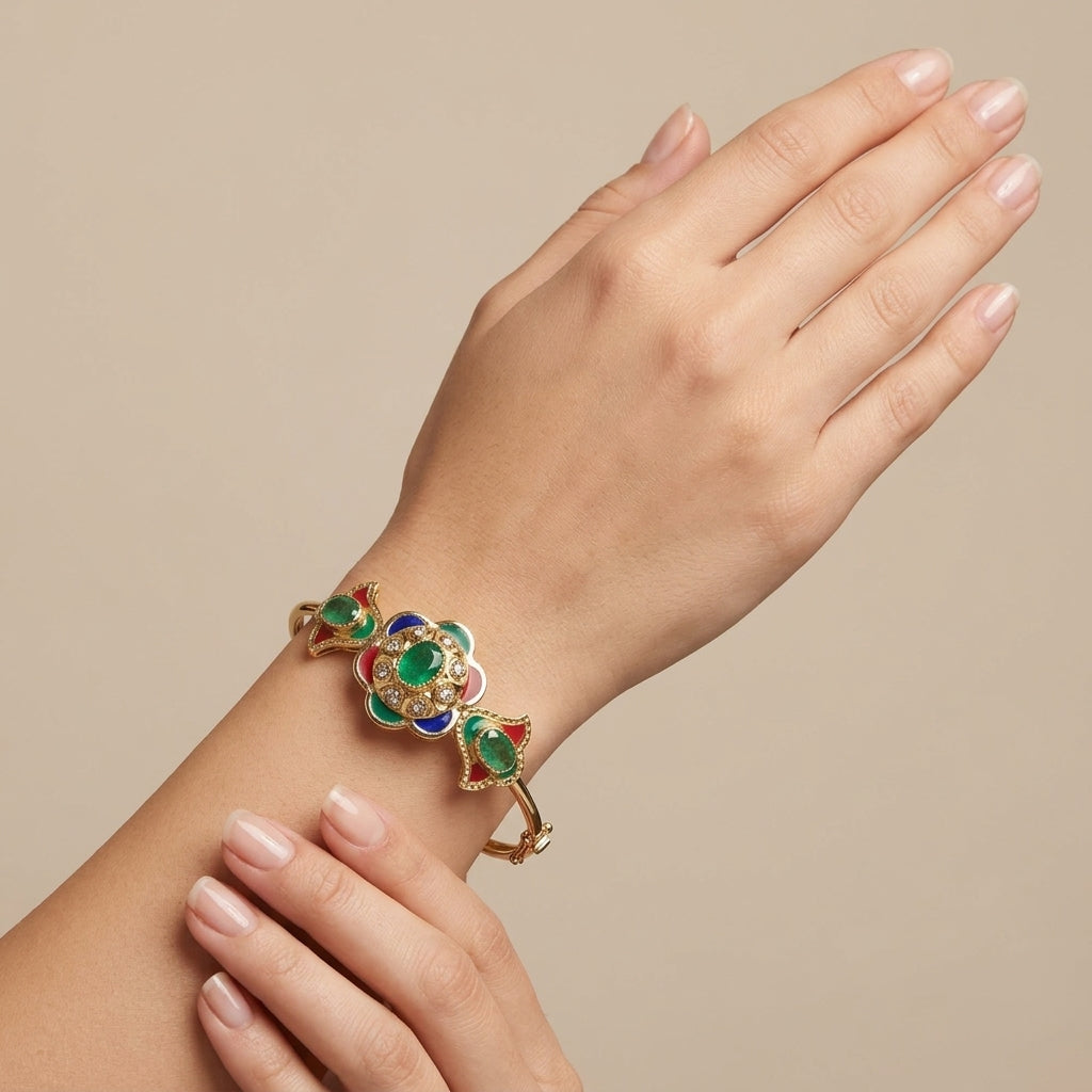 Bracelet jonc beldi en or jaune 18k serti de pierres, émail multicolore - bijou porté par une mannequin