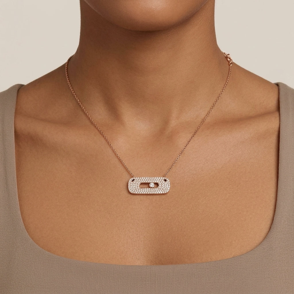 Collier en or rose 18k pendentif ovale pavé, pierre mobile - bijou porté par une mannequin