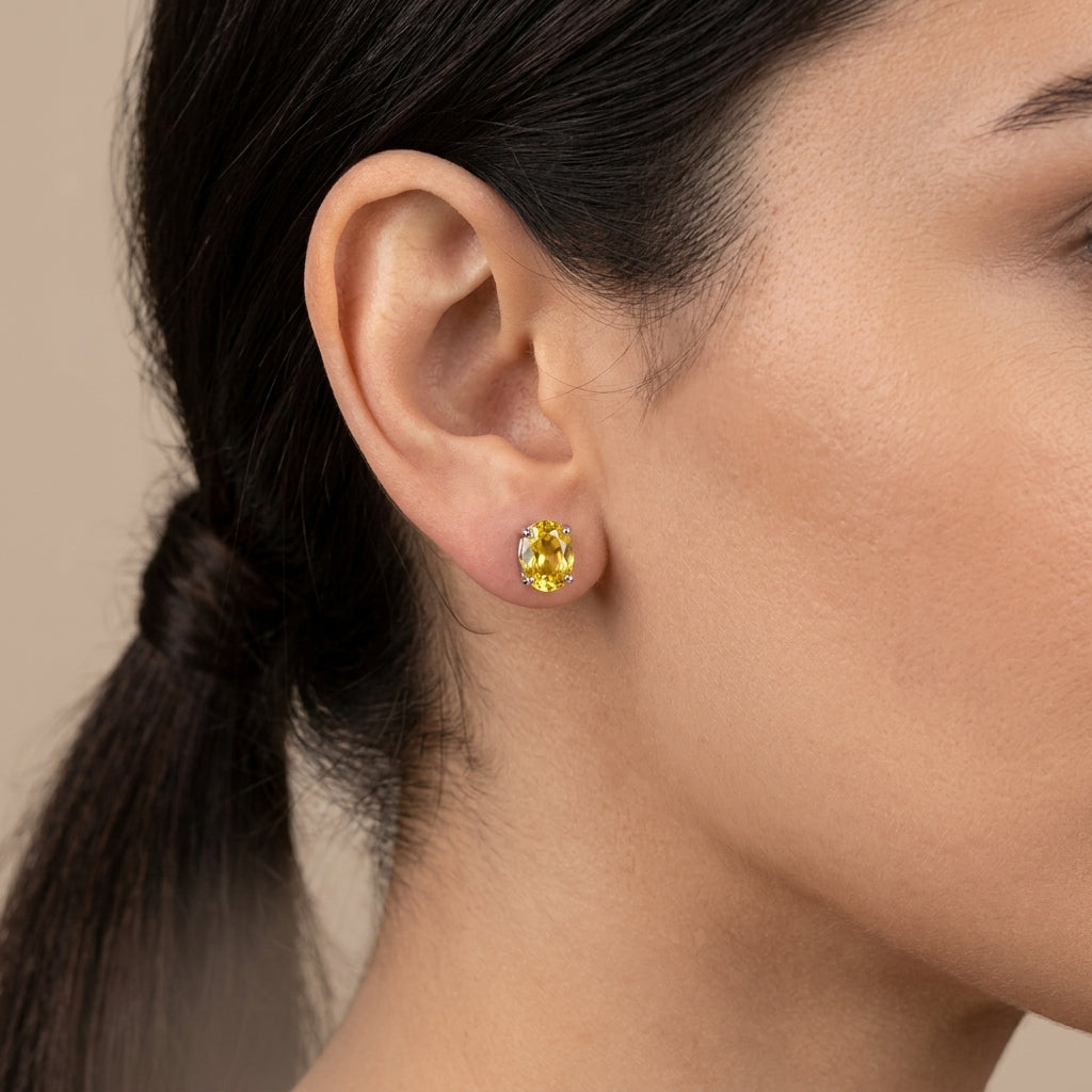 Boucles d'oreilles puces en or blanc 18k pierres jaunes serties - bijou porté par une mannequin