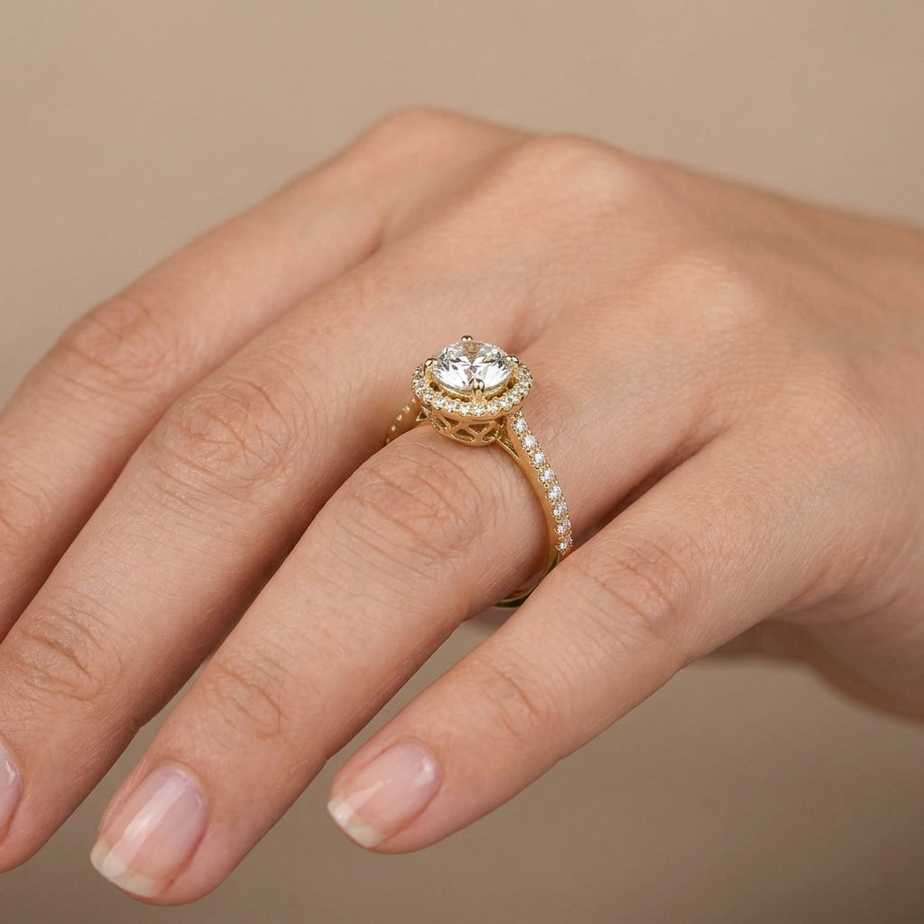 Bague solitaire en or jaune 18k - bijou porté par une mannequin