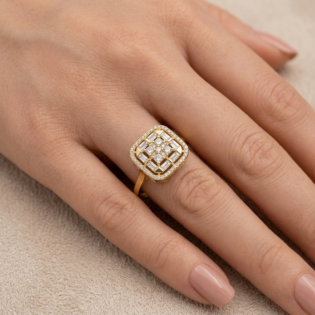 Bague en or jaune 18k chaton carré serti de pierres - bijou porté par une mannequin