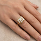 Bague en or jaune 18k chaton carré serti de pierres - bijou porté par une mannequin