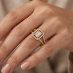 Bague en or jaune 18k chaton rectangulaire serti de pierres - bijou porté par une mannequin
