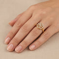Bague fine fleur en or jaune 18k sertie de pierres - bijou porté par une mannequin