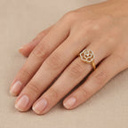 Bague fine fleur en or jaune 18k sertie de pierres - bijou porté par une mannequin