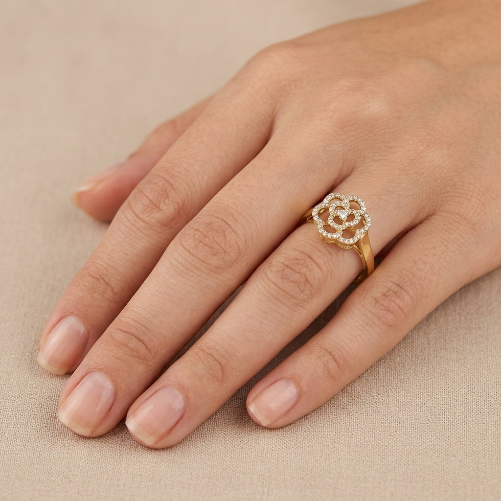 Bague fine fleur en or jaune 18k sertie de pierres - bijou porté par une mannequin