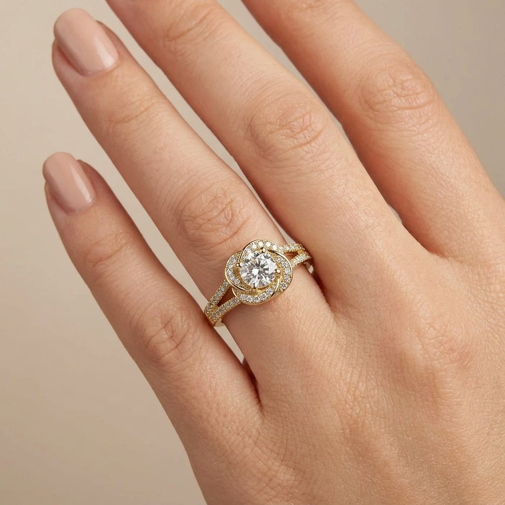 Bague solitaire en or jaune 18k anneau serti de pierres - bijou porté par une mannequin