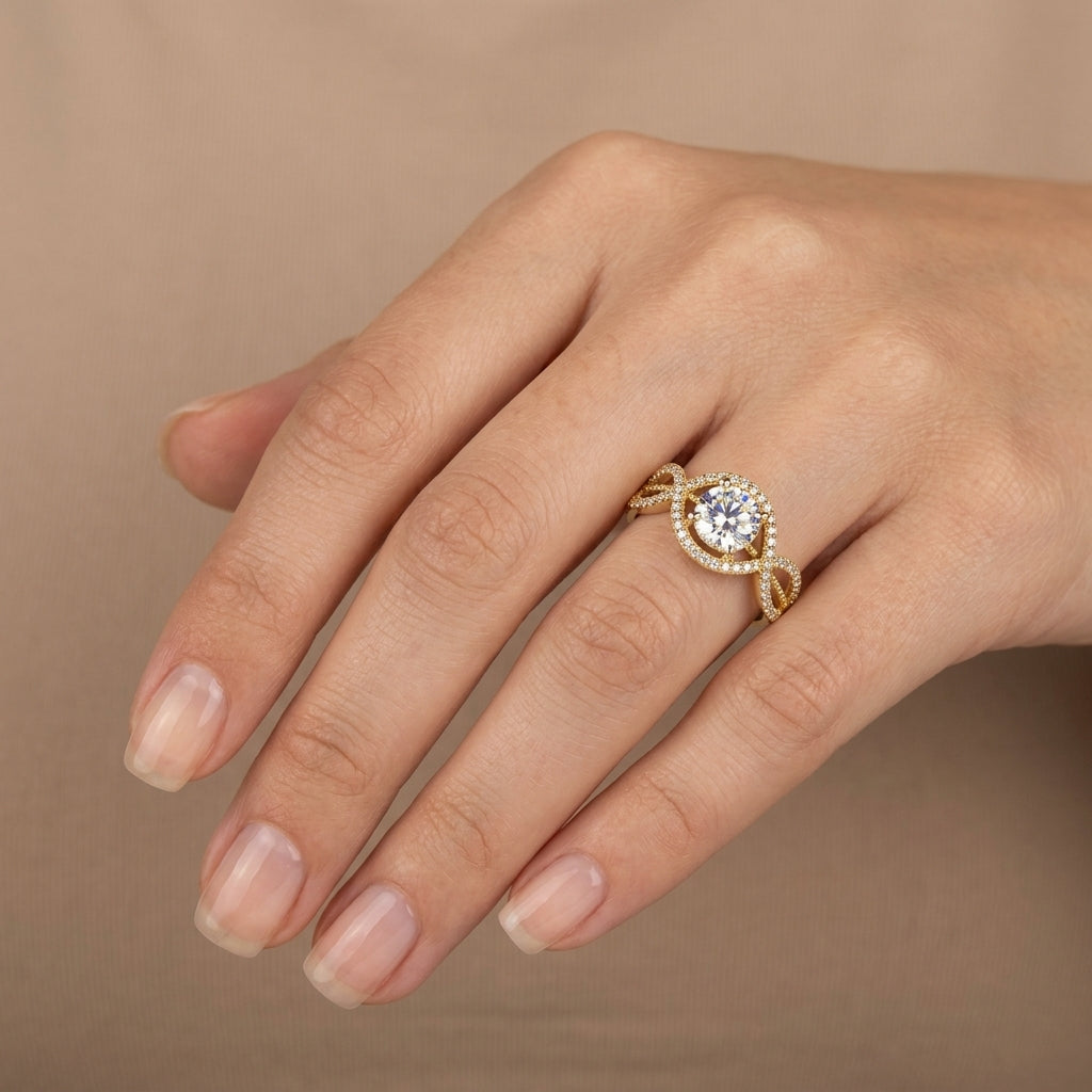 Bague solitaire halo en or jaune 18k - bijou porté par une mannequin