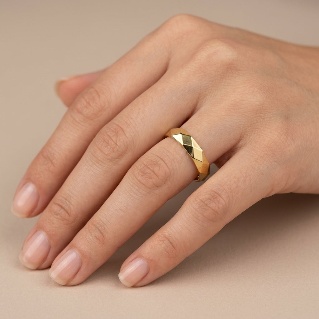 Bague fine en or jaune 18k - bijou porté par une mannequin