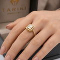 Bague en or jaune 18k chaton rectangulaire serti de pierres - bijou porté par une mannequin