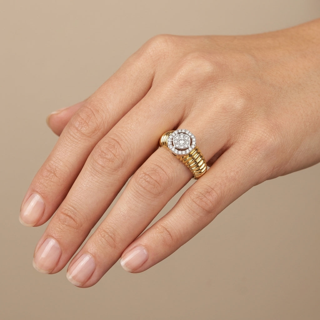 Bague solitaire halo en or jaune 18k anneau large ciselé - bijou porté par une mannequin