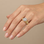 Bague solitaire halo en or jaune 18k anneau large ciselé - bijou porté par une mannequin