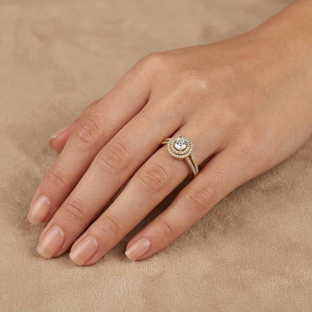 Bague solitaire halo en or jaune 18k anneau serti de pierres - bijou porté par une mannequin