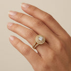 Bague solitaire double halo en or jaune 18k anneau serti - bijou porté par une mannequin