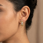Boucles d'oreilles en or jaune 18k feuilles serties de pierres - bijou porté par une mannequin