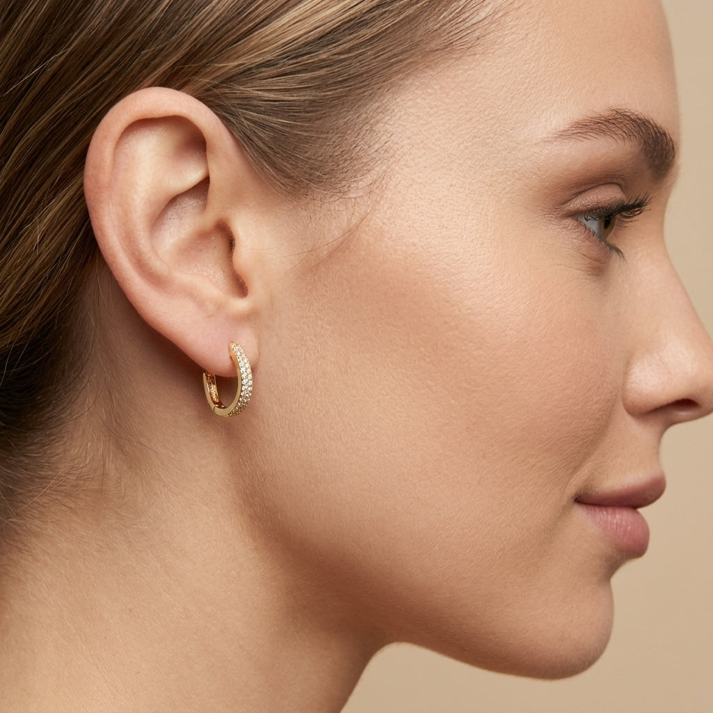 Boucles d'oreilles mini créoles en or jaune 18k serties de pierres - bijou porté par une mannequin
