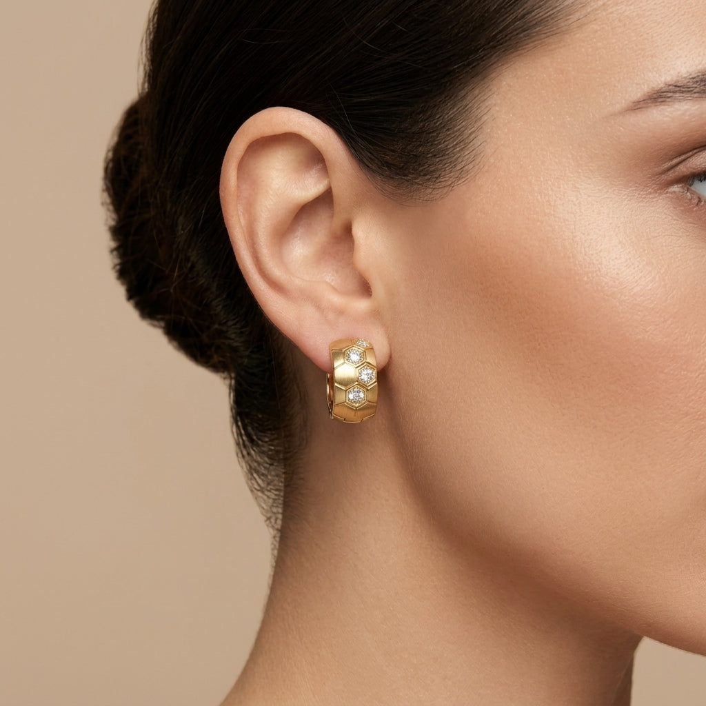 Boucles d'oreilles mini créoles larges en or jaune 18k serties de pierres - bijou porté par une mannequin