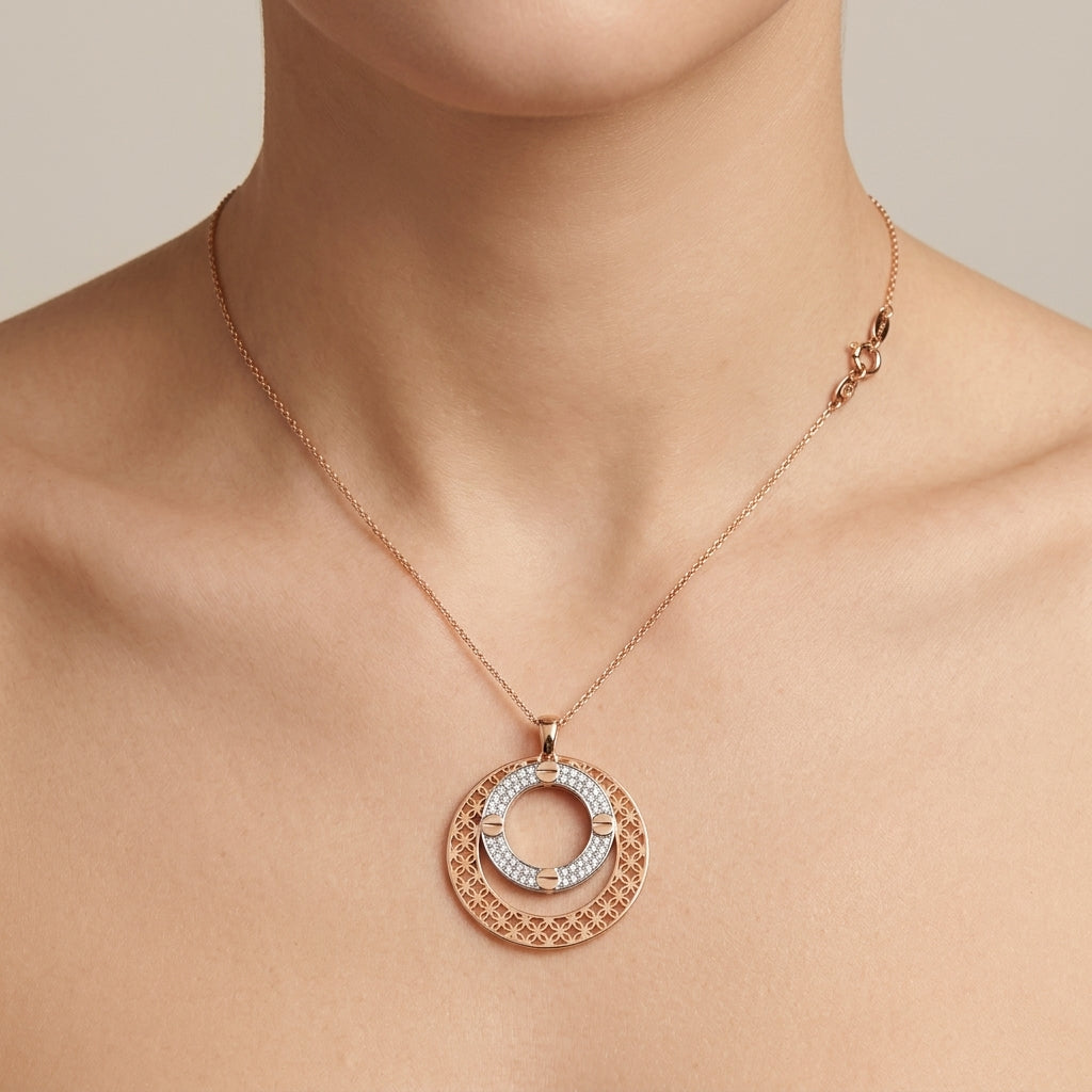 Collier en or rose 18k pendentif cercle ajouré serti de pierres blanches - bijou porté par une mannequin