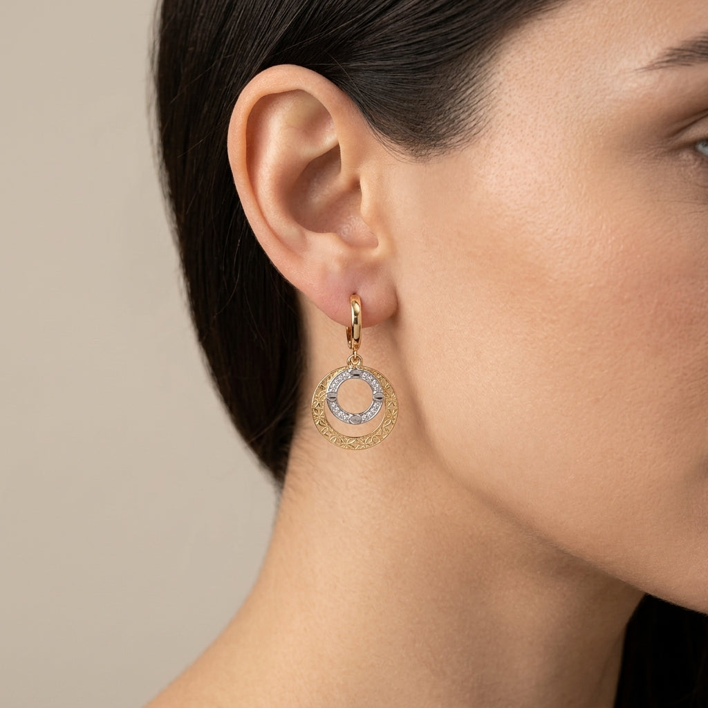 Boucles d'oreilles pendantes cercles en or rose 18k sertis de pierres blanches - bijou porté par une mannequin
