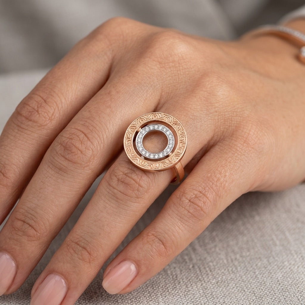Bague cercle en or rose 18k sertie de pierres blanches - bijou porté par une mannequin