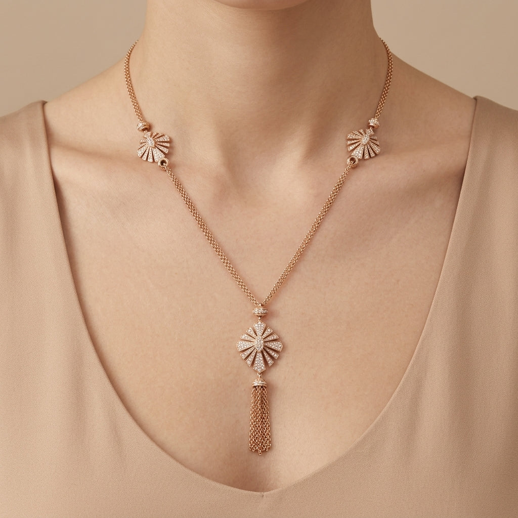 Sautoir en or rose 18k pendentif éventail à franges serti - bijou porté par une mannequin