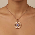 Collier en or rose 18k médaillon fleur émaillée bleue serti de pierres - bijou porté par une mannequin