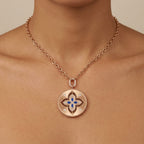 Collier en or rose 18k médaillon fleur émaillée bleue serti de pierres - bijou porté par une mannequin