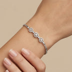 Bracelet jonc en or blanc 18k serti de pierres, motifs ronds - bijou porté par une mannequin
