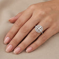 Bague solitaire halo en or blanc 18k - bijou porté par une mannequin