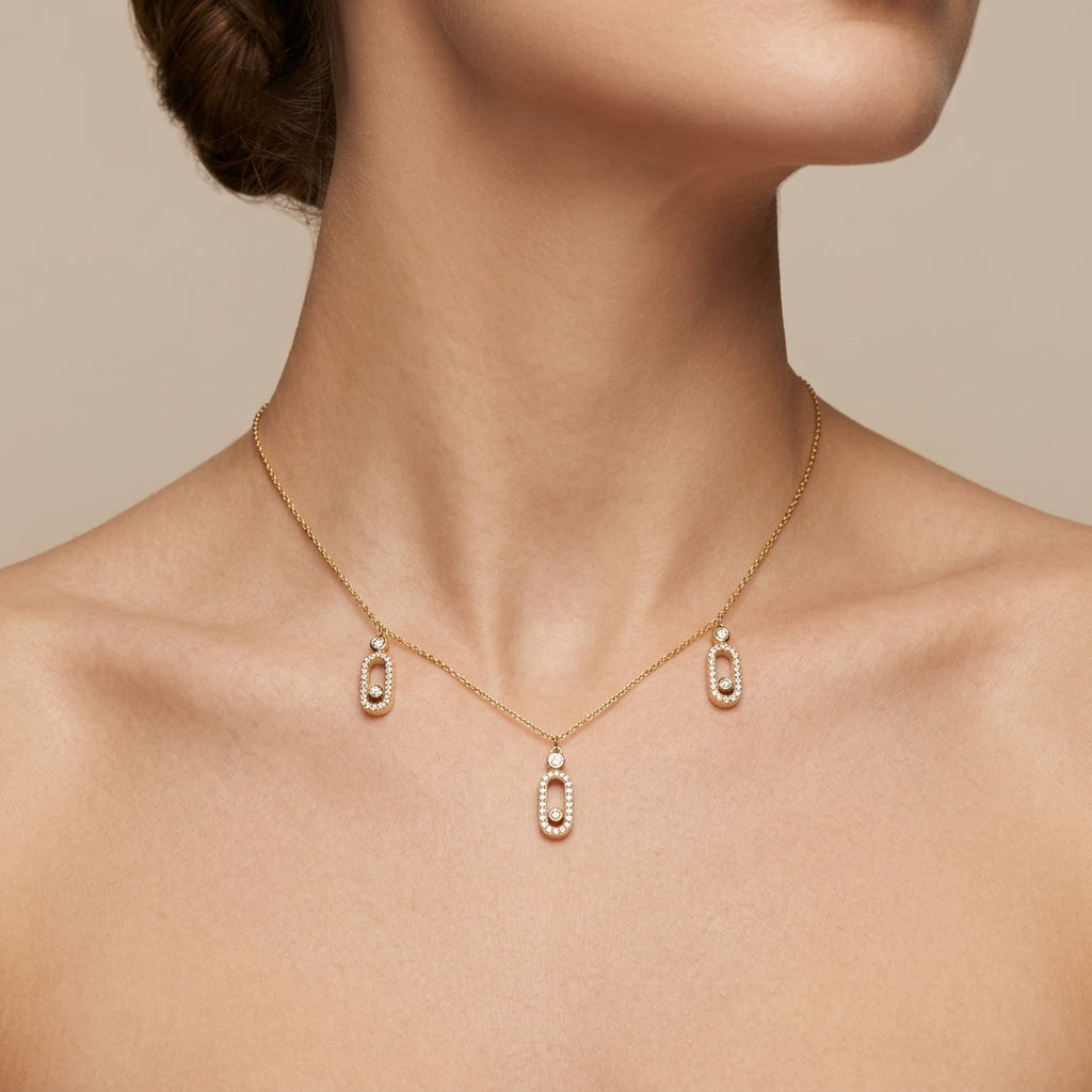 Collier en or jaune 18k trois pendentifs ovales sertis, pierres mobiles - bijou porté par une mannequin