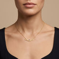Collier en or jaune 18k pendentif « Je t'aime » - bijou porté par une mannequin