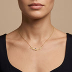 Collier en or jaune 18k pendentif « Je t'aime » - bijou porté par une mannequin