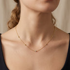 Collier fin en or jaune 18k à petites boules - bijou porté par une mannequin