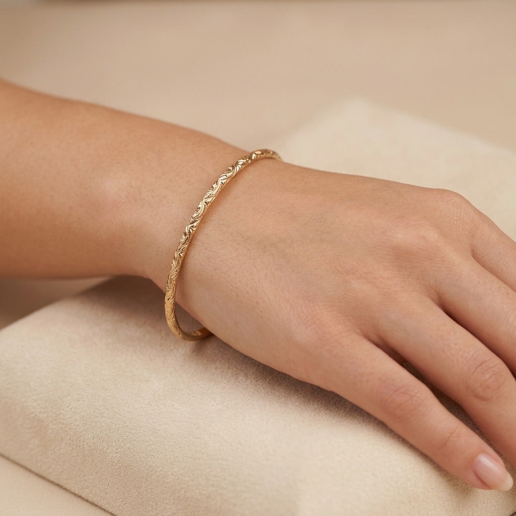Demlij beldi ciselé en or rose 18k, jonc fin - bijou porté par une mannequin