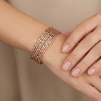 Sertla sept demlij (joncs ciselés) en or rose 18k - bijou porté par une mannequin