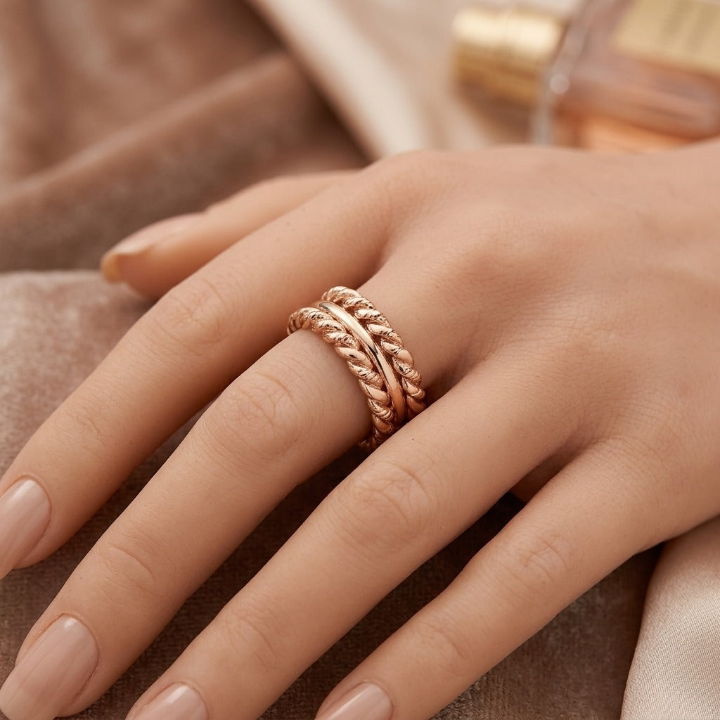 Bague trois anneaux ciselés en or rose 18k - bijou porté par une mannequin