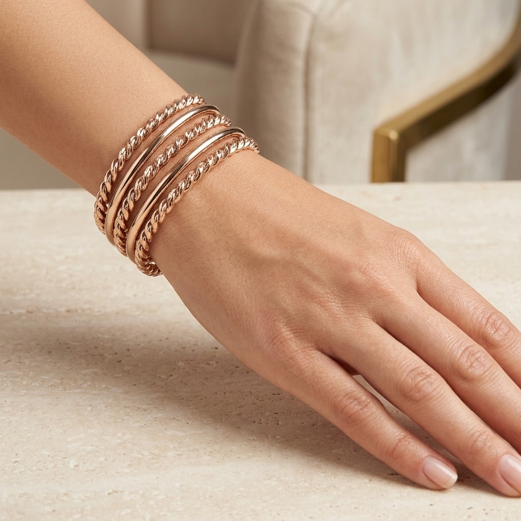 Sertla cinq demlij (joncs ciselés) en or rose 18k - bijou porté par une mannequin